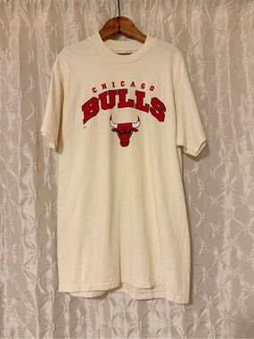 Vintage Delta 1996 Chicago Bulls NBA T-Shirt Ivory Off-White Red 90s NWT Tee
